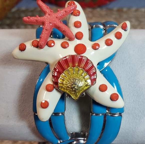 Starfish Stretch Bracelet & Earrings - Picture 3 of 7